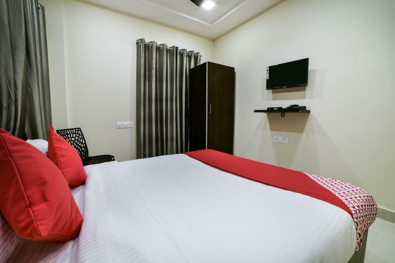 Oyo 16606 Iconic Living Hotel Hyderabad Exterior foto